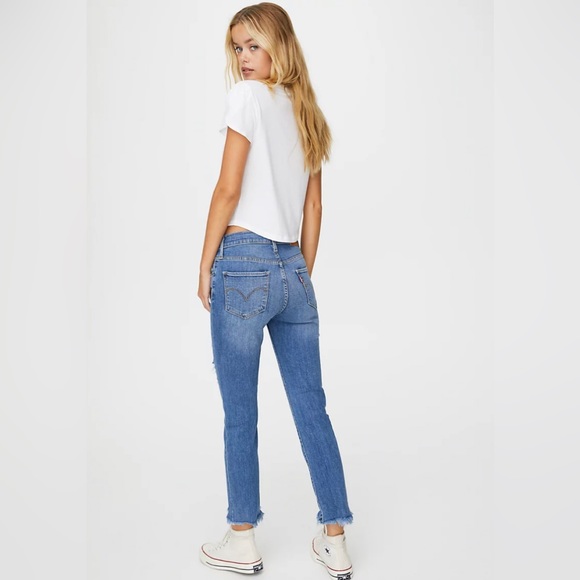 NWT Levi’s 724 High Rise Straight Cropped Raw Chewed Hem Jeans - Picture 2 of 8